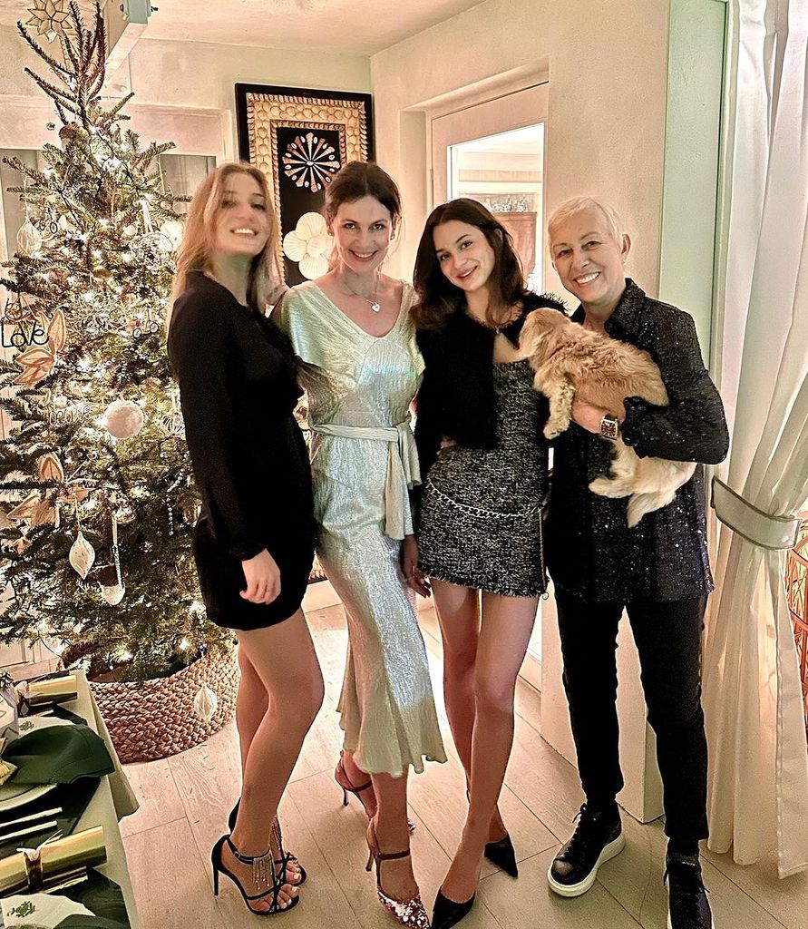 Martina Navratilova y su pareja Julia Lemigova, pareja junto a los hijas de esta
