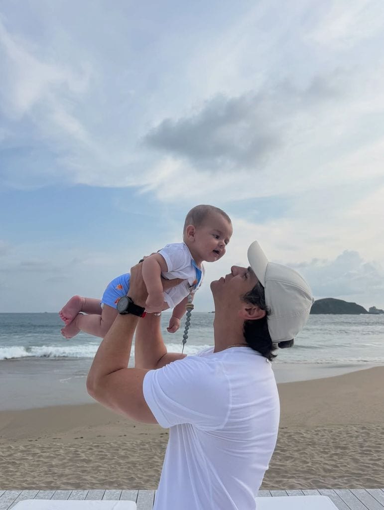 Este viaje representó el primero a la playa de Santiago, el hijo menor de la pareja.
