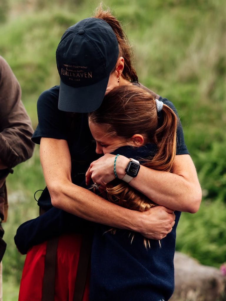 El cariñoso abrazo de la princesa Charlotte a su madre tras poner fin a su reto