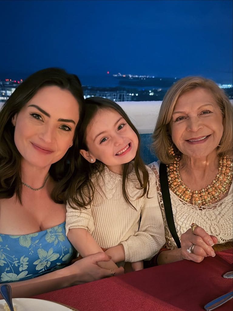 Michelle Galván junto a su hija y su mamá