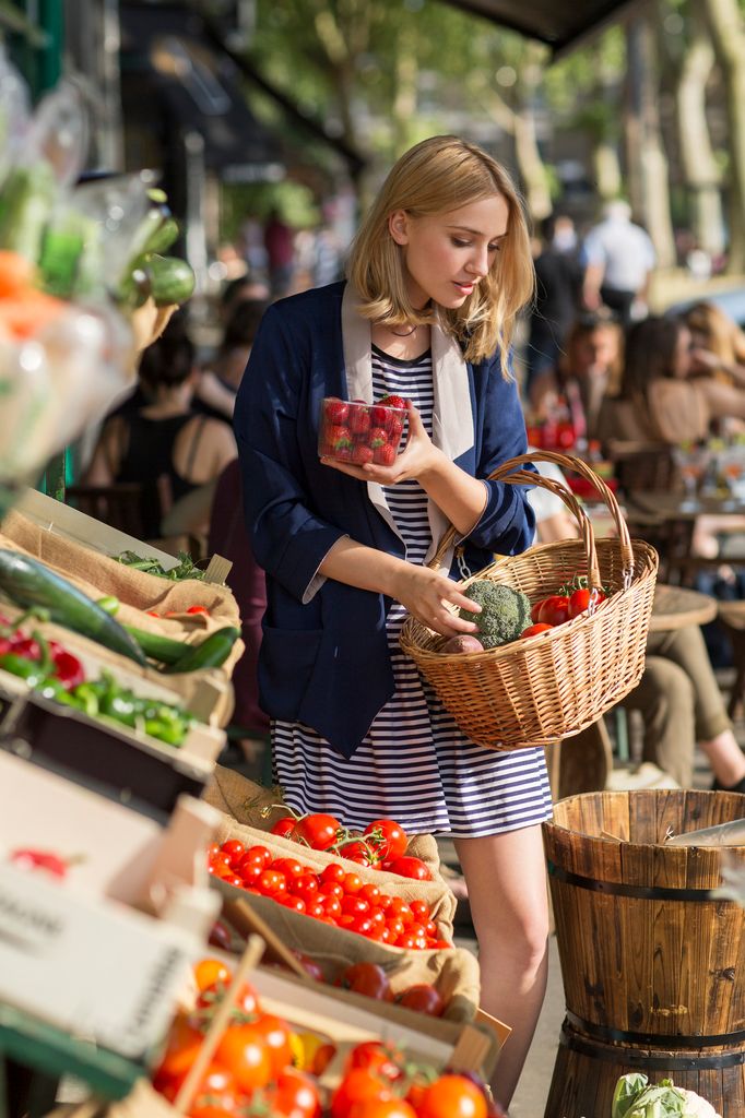 Mujer hace compra saludable