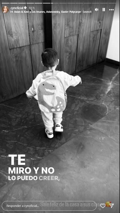 Leoncito, hijo de Carlos Rivera y Cynthia Rodríguez, con su mochila para el colegio