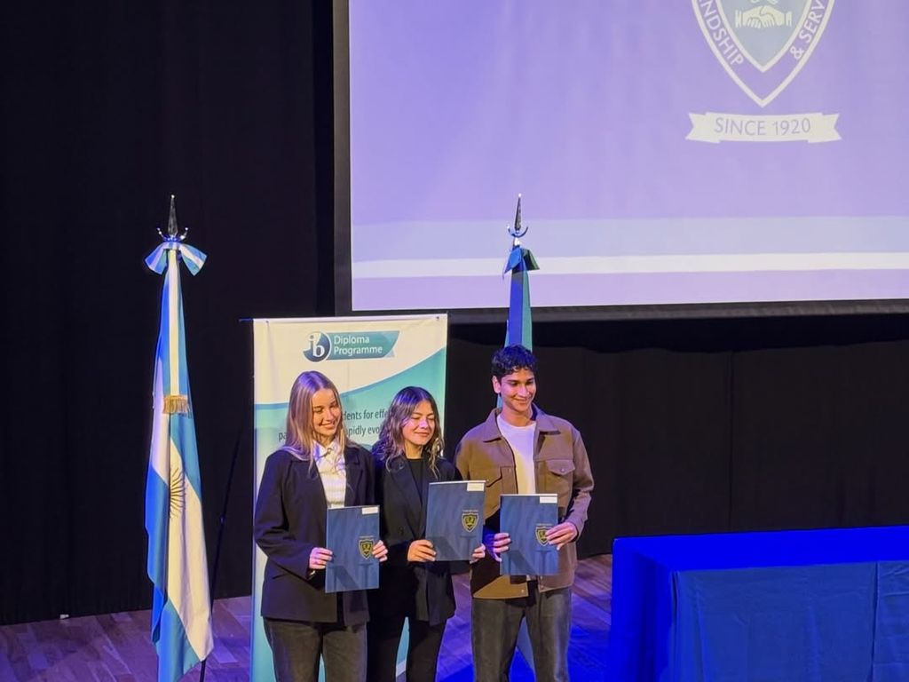 Taína Gravier se gradúa en su colegio