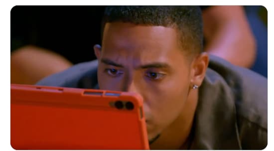 Gilbert, viendo a Claudia con el tentador en el jacuzzi