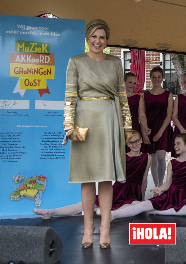 Máxima de Holanda recupera el vestido con brazaletes dorados que estrenó hace dos años