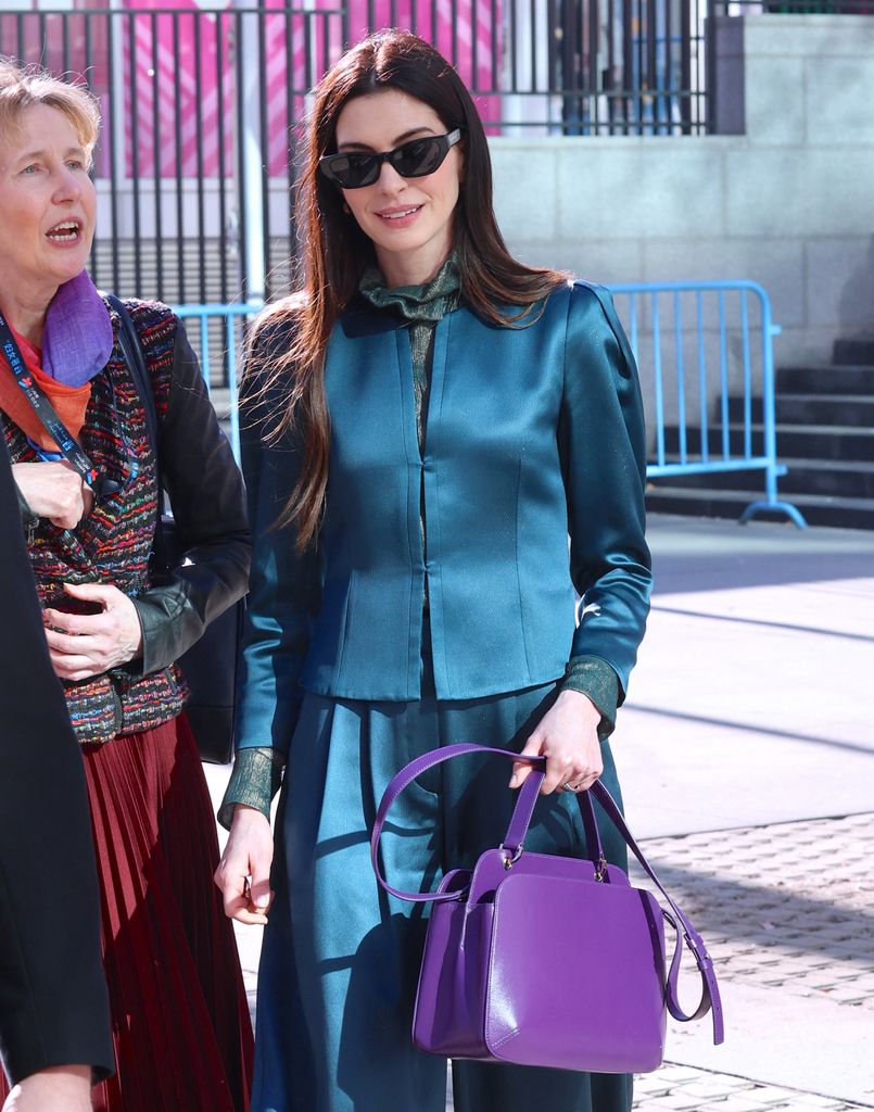 Anne Hathaway de azul petróleo para dar un discurso en las Naciones Unidas.