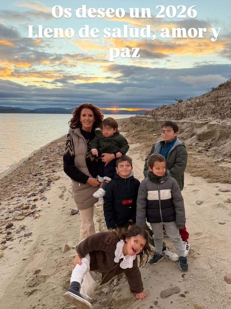 Verónica Mengod felicitaba 2026 con esta foto con cinco de sus nietos