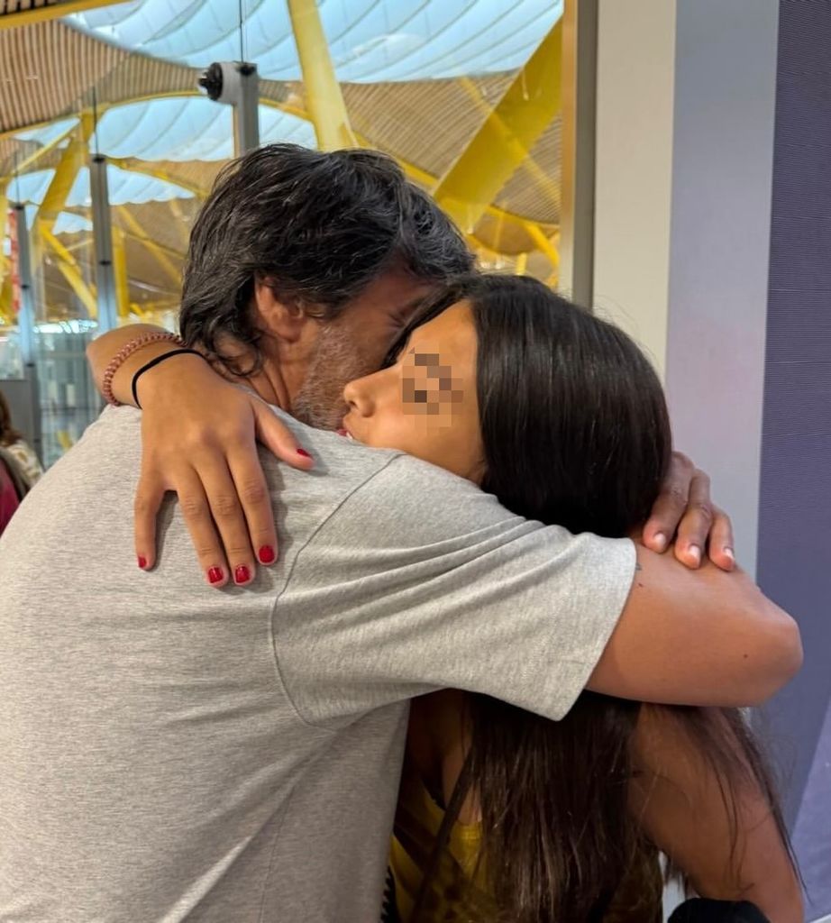 El abrazo de despedida de Juan del Val y su hija Olivia