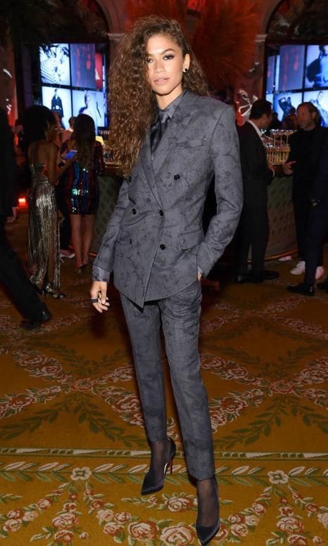 zendaya con traje gris de doble botonadura