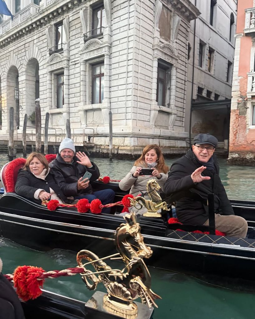 Los padres de Manuel y Almudena paseando en góndola