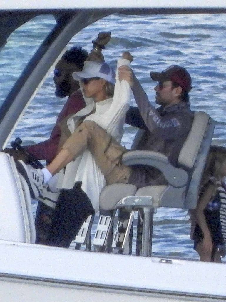 Enrique Iglesias y Anna Kournikova se mostraron cercamos y juguetones durante su salida familiar