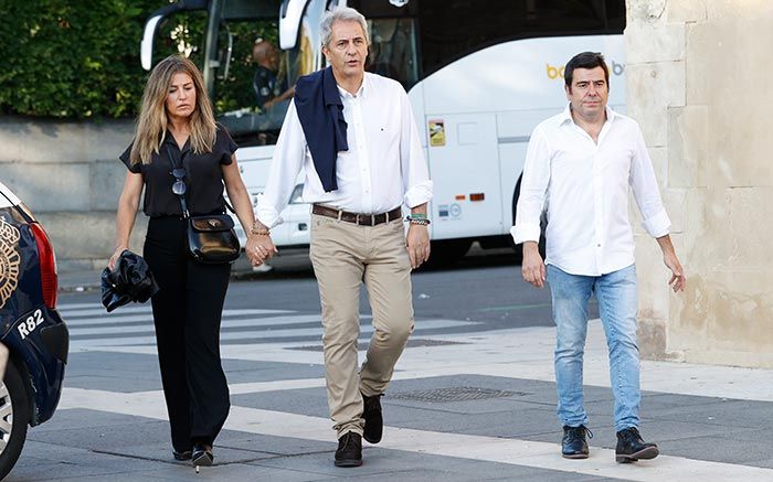 Manolo Lama en el funeral de Pepe Domingo Castaño