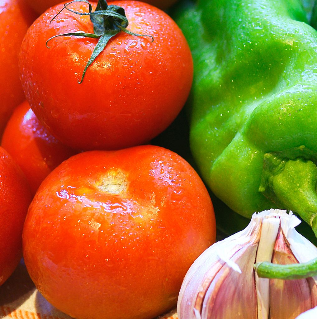 Tomate, pimiento, ajo... Berasategui parte de los ingredientes propios del gazpacho clásico. 