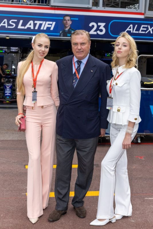 María Chiara y María Carolina de Borbón dos Sicilias con su padre