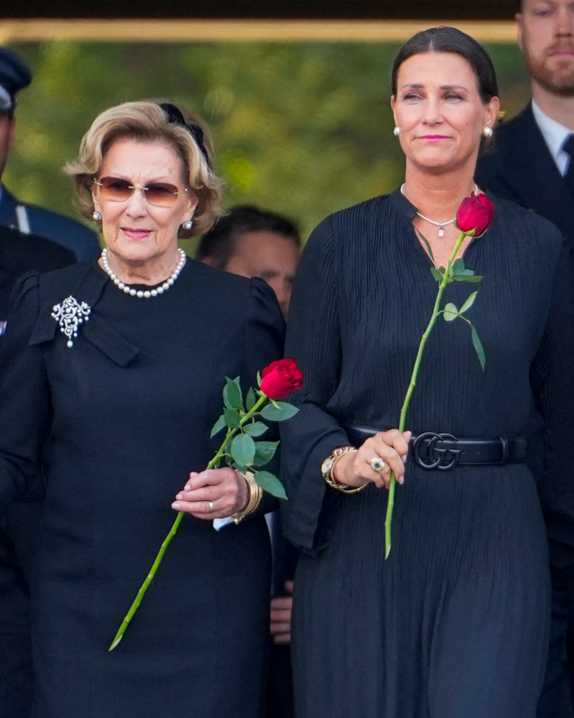 La reina Sonia ha posado sobre su pecho un broche de más de un siglo, que aguarda una historia más que romántico