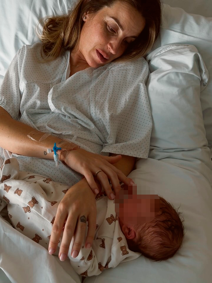 La bebé en brazos de su madre