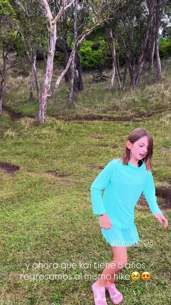 Kailani está disfrutando mucho su aventura por Hawái con sus papás.