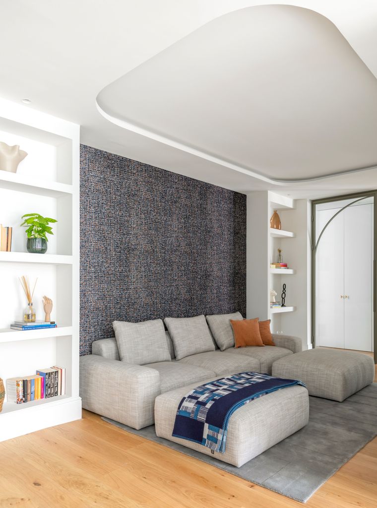 Dormitorio con techo foseado y pared decorada con papel