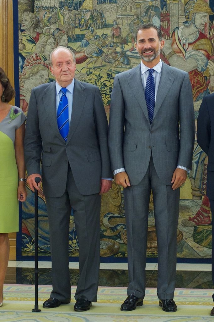El rey Juan Carlos de España y el entonces príncipe Felipe de España en un evento en el Palacio de la Zarzuela, en septiembre de 2013, en Madrid.