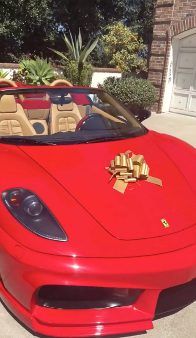 El Ferrari que Tom Kaulitz le ha regalado a su hijastro Henry