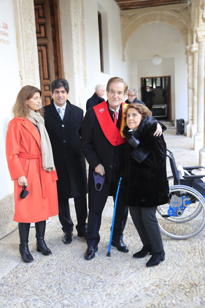 Manolo de la Calva con su mujer e hijos en 2021