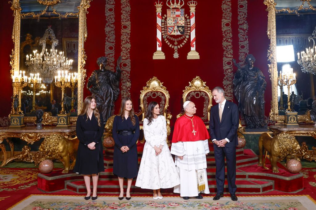 La Familia Real junto al papa León en el Salón del Trono