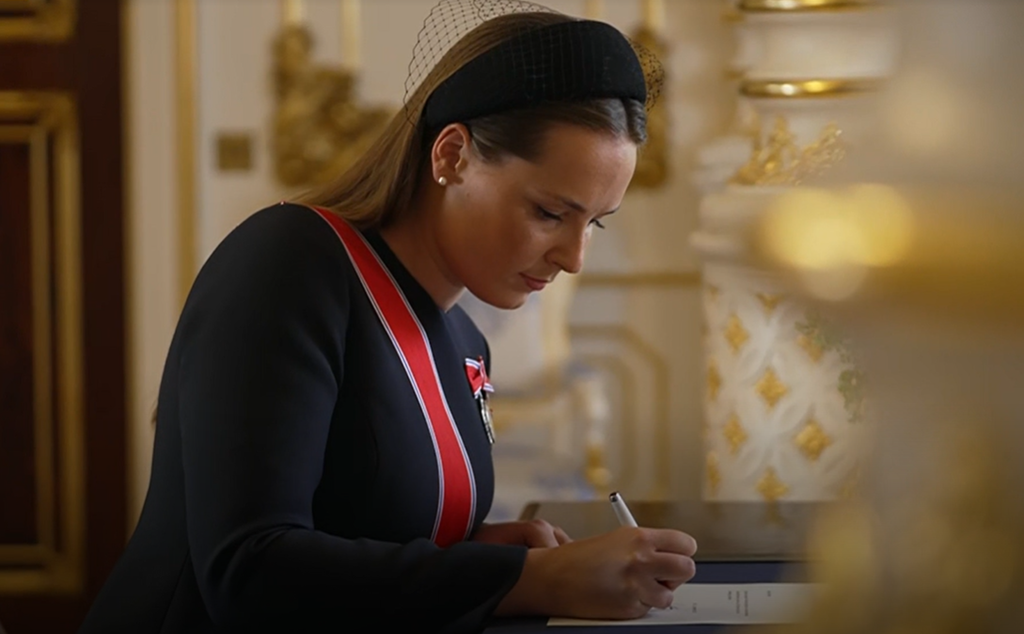 Ingrid de Noruega firma como Heredera