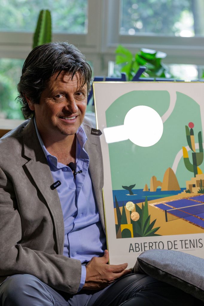 José Antonio Fernández presentó el póster que homenajea a Los Cabos.