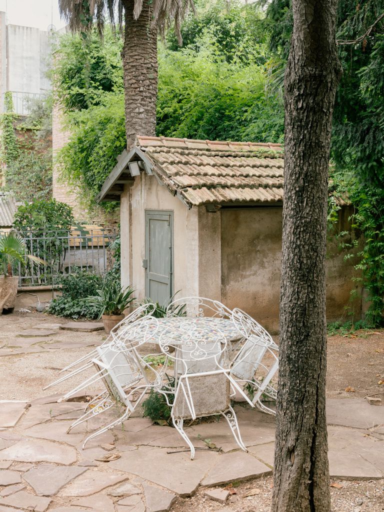 Jardín con casita y muebles de comedor
