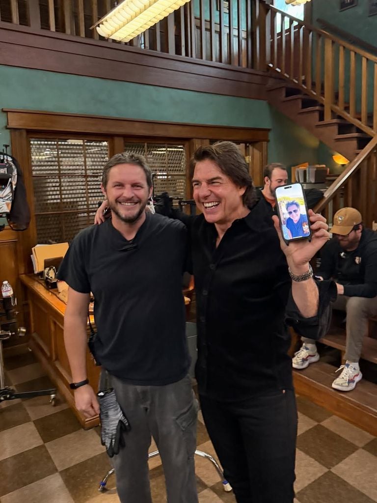 Tom Cruise aprovechó su paso por el set para hacer un videollamada a Emilio Estevez