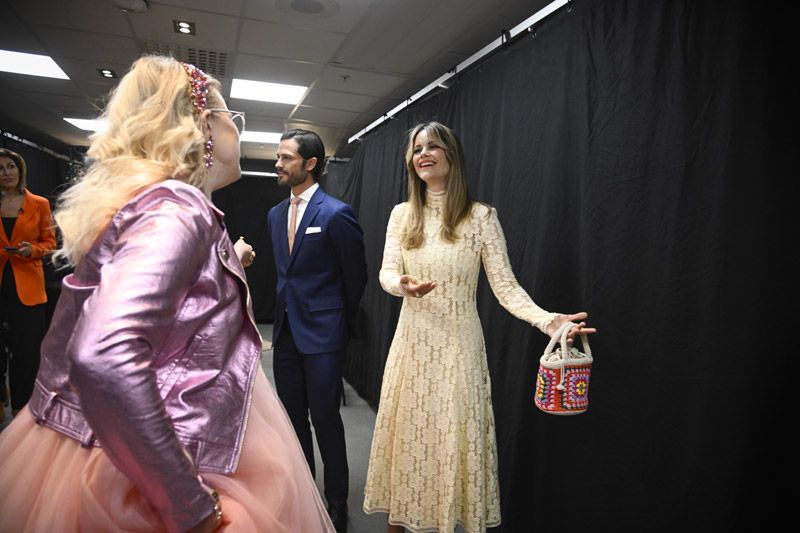 Sofia de Suecia con vestido de encaje y bolso de crochet