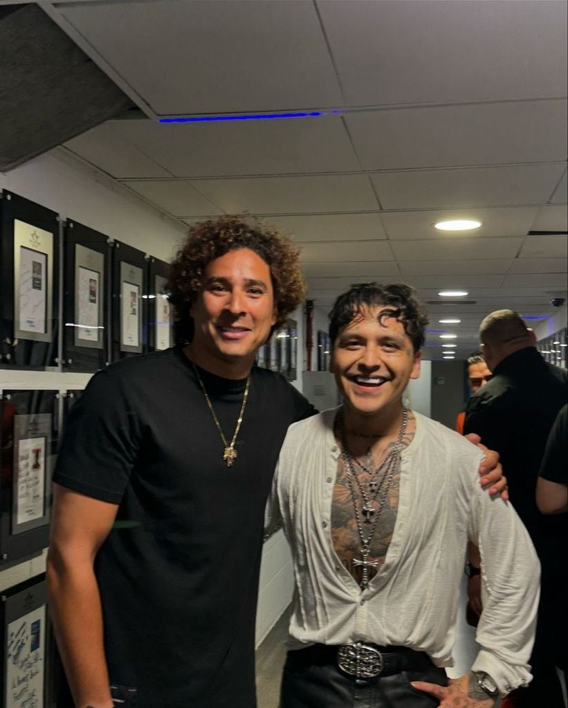 Guillermo Ochoa y Christian Nodal en la presentación del cantante en Madrid