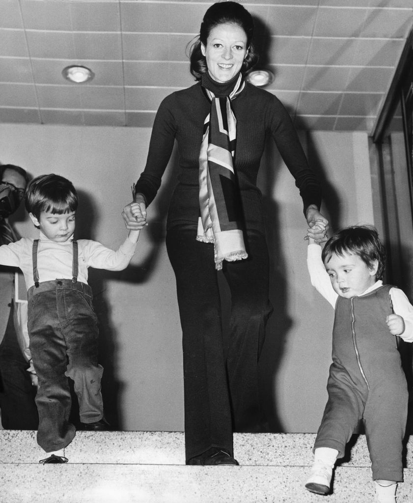 Maggie Smith con sus dos hijos, Christopher y Toby en 1971