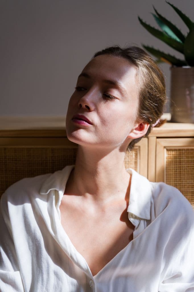 chica pensando rayo sol ventana