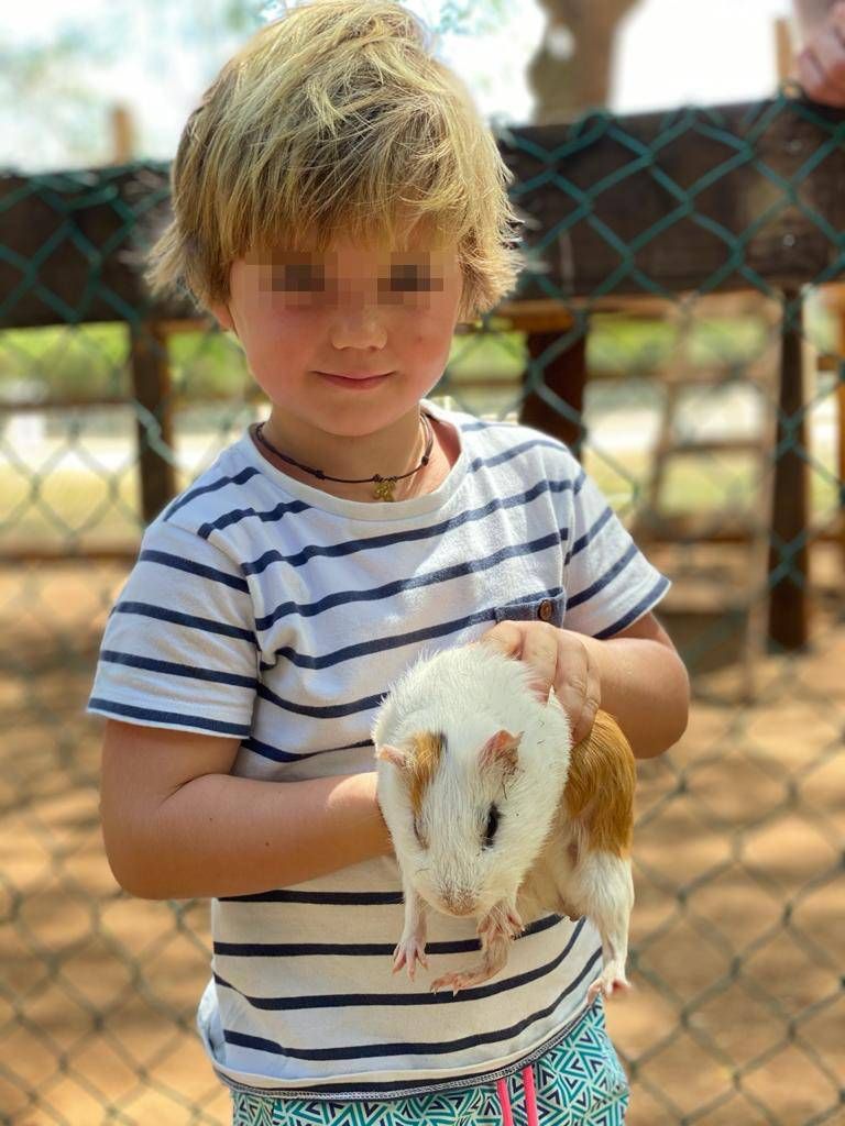 Jaime junto a un pequeño animal