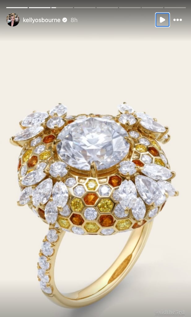 Montado en oro amarillo de 18 quilates, el anillo está adornado con diamantes blancos y amarillos, detalles de citrino y coronado con un brillante diamante blanco redondo en el centro