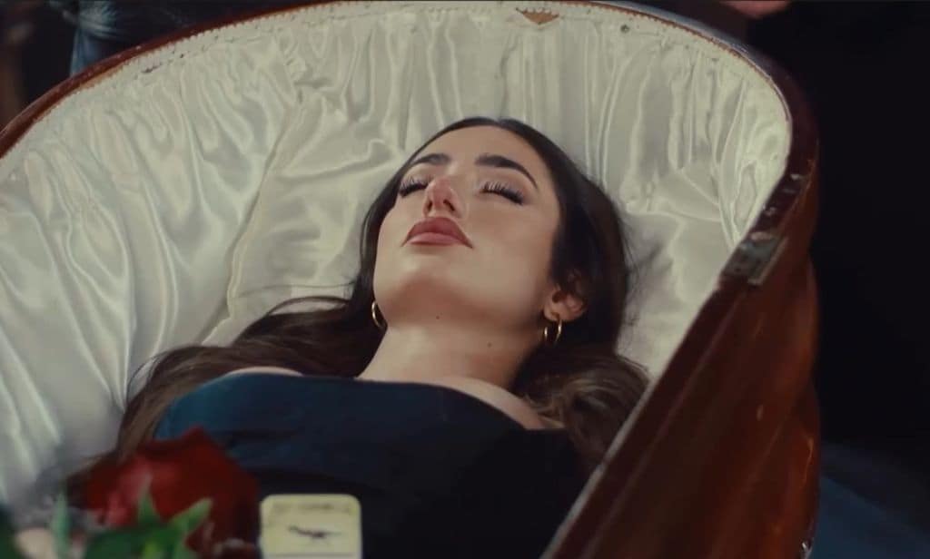 Lola Lolita en el ataúd donde aparece durante su vídeo 'El entierro del año'