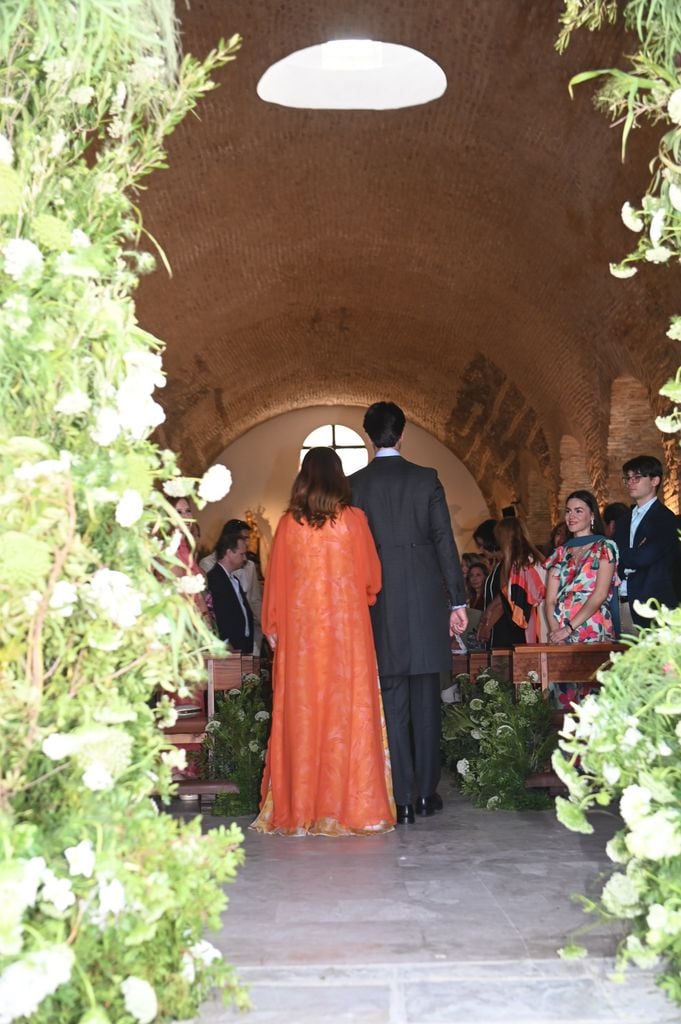 El novio y la madrina entrando en la iglesia
