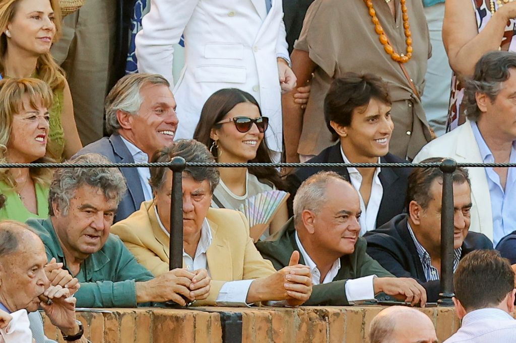 Tana Rivera y Roca Rey viendo la corrida en la Plaza de la Maestranza de Sevilla el 4 de junio de 2026