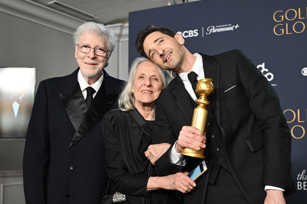 Adrien Brody, junto a sus padres, con su Globo de Oro al mejor actor en categoría drama por 'The Brutalist'