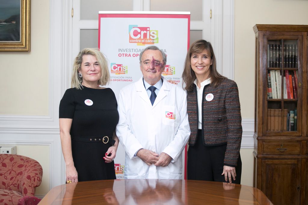 Mariano Barbacid con Lola Manterola, presidenta de CRIS Contra el Cáncer (derecha) y Cristina Domínguez, paciente (izquierda)