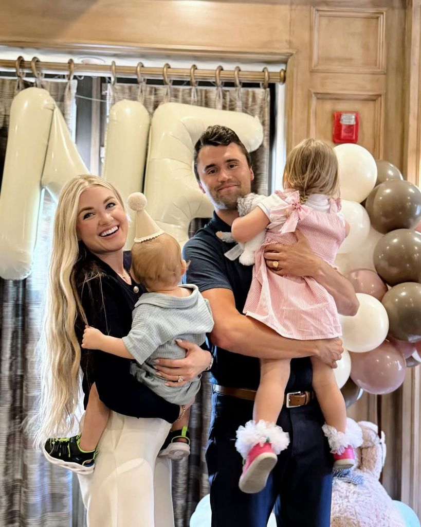 Charlie Kirk con su esposa e hijos.