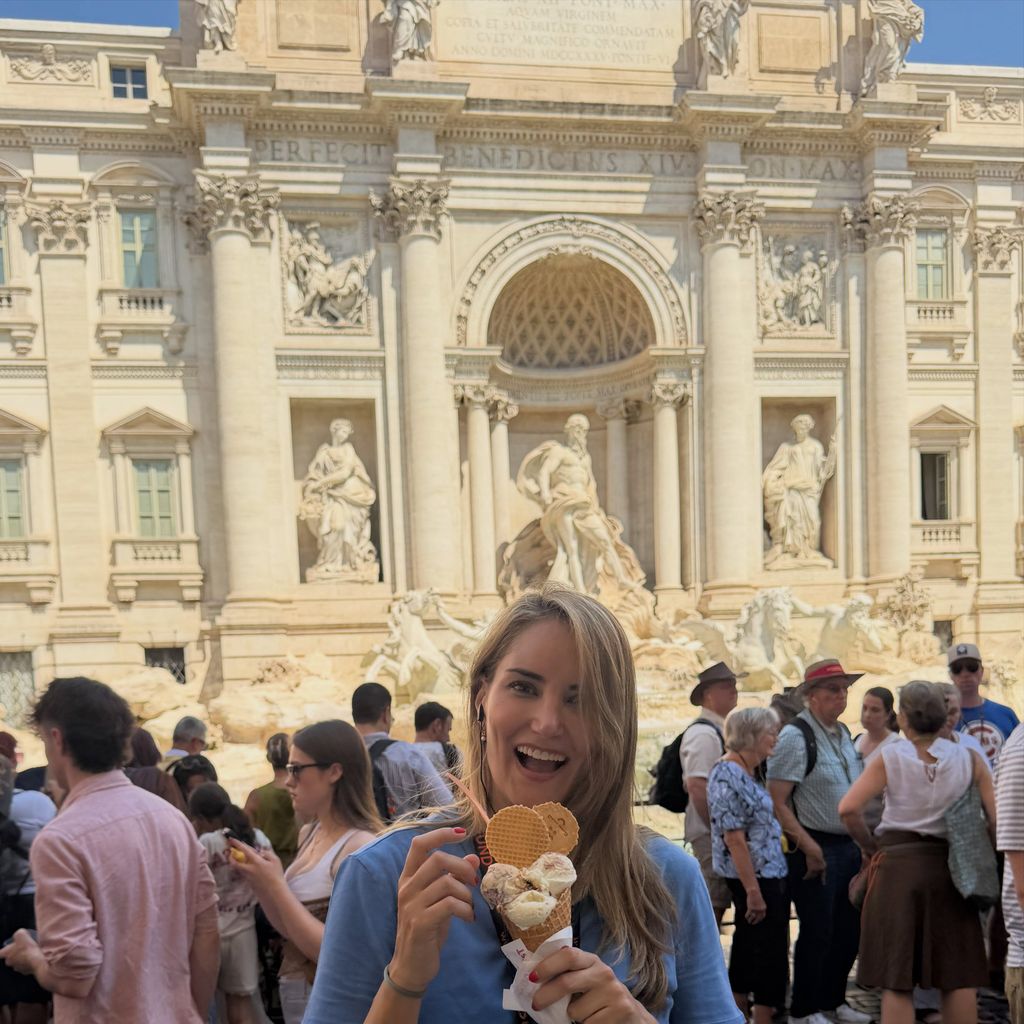 Alba Carrillo, tomándose un helado en la Fontana di Trevi
