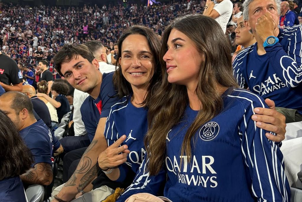 Sira, junto a su madre y su hermano en el campo del PSG