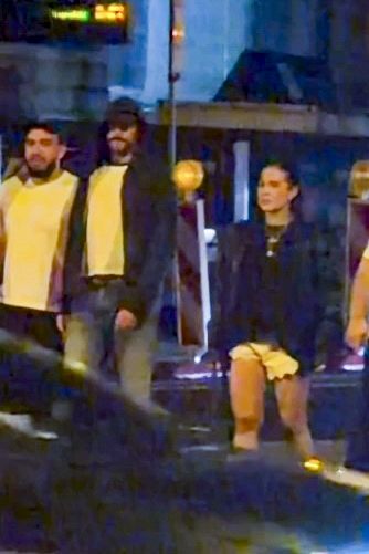 Bad Bunny fue visto explorando Düsseldorf, Alemania, junto a Gabriela Berlingeri, la noche del 17 de junio de 2026, antes de sus dos conciertos con entradas agotadas en el Merkur Spiel-Arena los días 20 y 21 de junio.