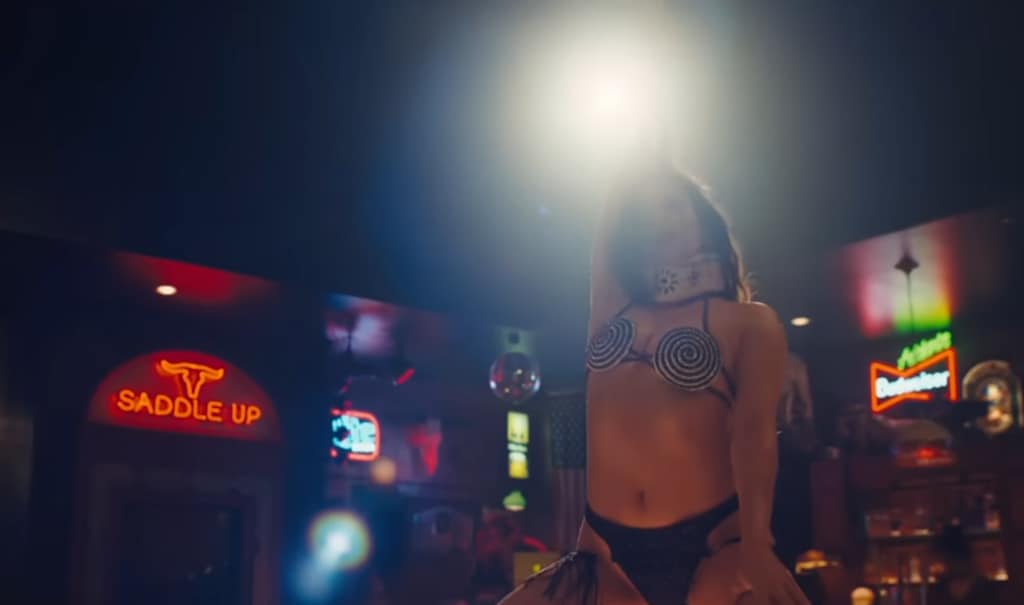 La artista catalana sale bailando en un club