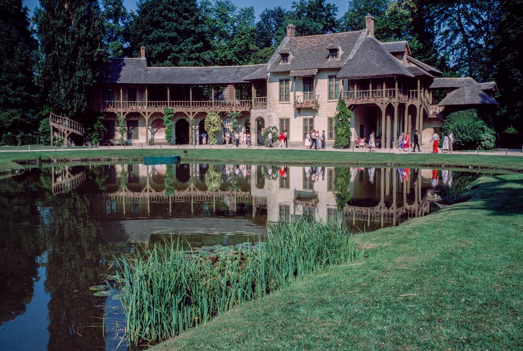 La casa del Aldea de la Reina en el Petit Trianon en Versalles, en 1985, en Yvelines, Francia.