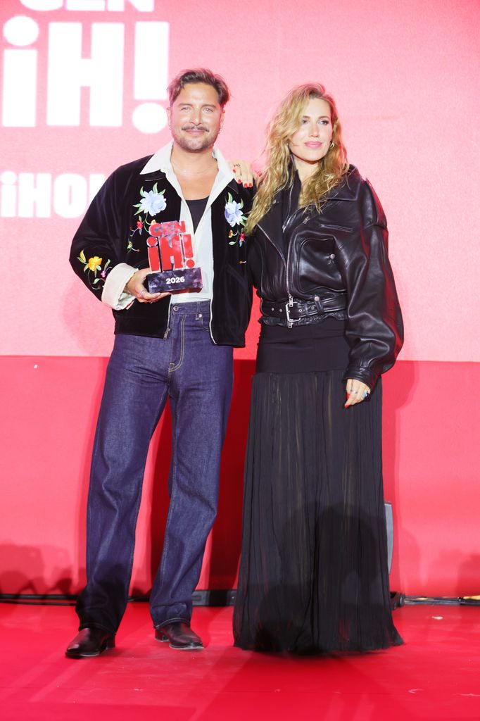 Manuel Carrasco recibe el Premio GEN ¡H! en la categoría Icono Intergeneracional, entrega el premio Almudena Navalón