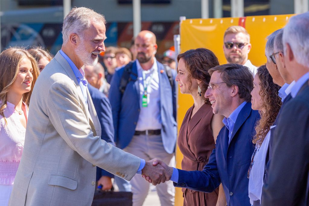 Su Majestad el rey Felipe VI estrechando la mano del alcalde de Madrid, José Luis Martínez-Almeida.
