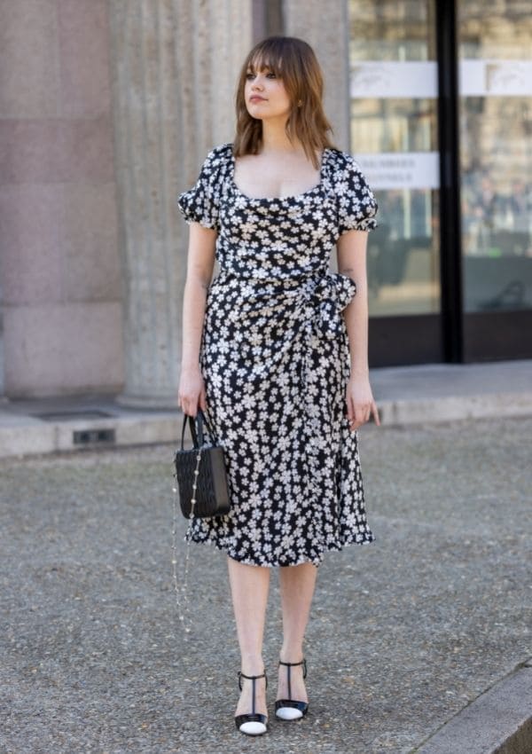 La actriz Aimee Lou Wood, de 'Sex Education', en el desfile de Miu Miu en París